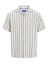 Camisa de manga corta con cuello resort y fit regular. Prenda liviana y fresca ideal para armar looks de verano con estilo. Diseñada para combinar comodidad y tendencia en un solo diseño. Cierre frontal con botones. Corte recto que aporta libertad de movimiento y un look relajado. Perfecta para usar abierta sobre una remera o sola para un estilo más pulido.