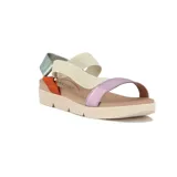 Sandalia plana casual Beira Rio con plataforma, tiras cruzadas elásticas en color beige, tira frontal metalizada en tono lila, detalle naranja y talón plateado.