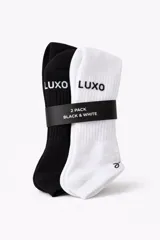 Pack de dos pares de medias soquetes, una en color negro y otra en color blanco. Presentan el logo de la marca bordado en la parte superior y un pequeño detalle gráfico en la puntera.