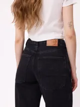 Jean Rusty modelo Zoella de color negro, de tiro medio y corte wide leg.