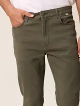 Jean de corte recto y tiro medio en color azul marino, con cierre de botón y cremallera, y bolsillos laterales y traseros.