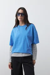 Remera de manga corta con calce relajado y cuello redondo, confeccionada en algodón liso de color azul.