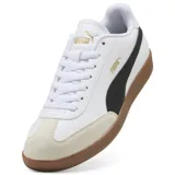 Championes Puma 9-T de estilo urbano, con capellada blanca de cuero sintético, franja lateral negra, puntera de gamuza en tono beige y suela de goma color caramelo.