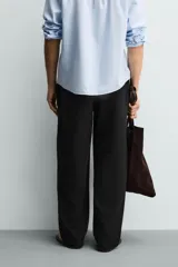 Pantalón de corte regular fit confeccionado en tejido mezcla de algodón, con cintura elástica ajustable mediante cordón, bolsillos laterales y bolsillos traseros de vivo.