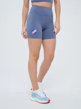 Calza corta tipo biker azul marino, de tiro alto, con el escudo del Club Nacional de Football estampado en la pierna derecha.
