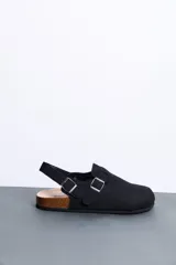 Sandalias cerradas color negro con tiras ajustables con hebillas metálicas y tira trasera. Suela de corcho y goma.