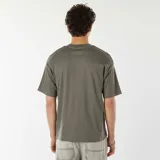 Remera verde de algodón con cuello redondo y corte recto.