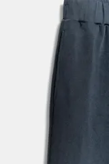 Pantalón de algodón con efecto lavado, de tiro medio, cintura elástica, pierna ancha y bajo abullonado con puño elástico.