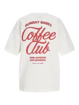 Remera blanca de manga corta, con corte holgado y diseño liso, cuenta con un pequeño estampado en el pecho con la leyenda "Coffee Club".