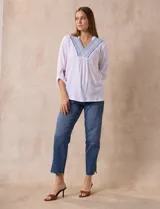 Blusa amarilla de manga 3/4 con escote en V y bordado multicolor. Largo de manga regulable con presilla y botón. Marca Ruby Rd.