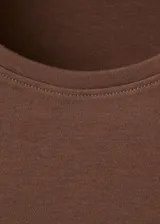 Camiseta básica de algodón en color marrón, de corte recto, con cuello redondo y mangas cortas.