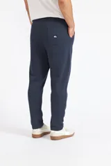 Pantalón de jogging Quiksilver color azul marino, de corte regular, con cintura elástica con cordón ajustable y bolsillos laterales.