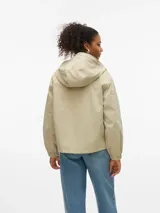 Campera tipo parka corta de color beige, con capucha ajustable con cordón, cierre frontal y grandes bolsillos frontales con solapa. Presenta puños elásticos fruncidos.
