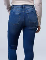 Jean elastizado de tiro alto y pierna skinny, marca One Five One. Tiene pretina con pasadores, botón y cierre. Delantera y trasera con bolsillos.