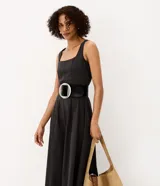 Vestido midi evasé color negro, sin mangas, con escote cuadrado y recortes verticales. Confeccionado en mezcla de viscosa, poliamida y elastano, de la marca Cortelle.