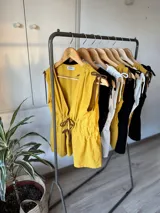 Musculosa mostaza de tusor con breteles finos y escote en V.