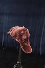 Gorro con visera marrón de corderito sintético.