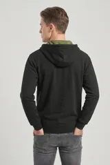 Campera deportiva unisex con capucha, cierre frontal completo y bolsillos tipo canguro. Presenta puños y ruedo acanalados, con cordones ajustables en la capucha.