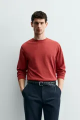 Camiseta de manga larga con corte relajado, confeccionada en tejido de algodón de peso medio, con cuello redondo acabado en rib.