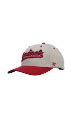 Gorra de béisbol con visera curva, cuerpo gris y visera roja. Presenta el logo de los St. Louis Cardinals bordado en el frente en color rojo con contorno negro, y el logo de la marca 47 bordado en el lateral.