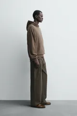 Sudadera tipo hoodie de corte regular, confeccionada en tejido de algodón ligero. Presenta cuello con capucha, manga larga y terminaciones en rib en puños y ruedo. Posee un acabado de aspecto lavado con tintado especial.