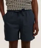 Bermuda masculina de corte recto, color rojo, con cintura elástica y cordón de ajuste. Cuenta con bolsillos laterales y traseros, confeccionada en una mezcla de algodón y lino.