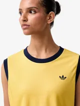 Camiseta sin mangas Adidas de corte cropped, color amarillo con detalles en azul marino en el cuello redondo y las sisas. Incluye el logo del trifolio bordado en el pecho.