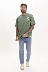 Remera blanca de manga corta y cuello redondo, corte holgado.