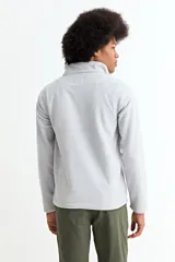 Buzo de polar gris con cuello alto y cierre frontal parcial, de manga larga y ajuste cómodo.