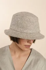 Sombrero tipo pescador unisex, color marrón con diseño de espiga. Confeccionado en lana fina sin teñir.