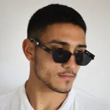 Lentes de sol con marco metálico negro y diseño geométrico. Cuentan con protección UV400 y patillas con detalle calado y logo grabado.
