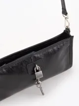 Mini bag de cuero vacuno color celeste con herraje metálico de candado y llave, y correa de hombro ajustable.