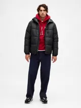 Canguro de polar rojo con capucha y cordones ajustables. Presenta el logo de la marca estampado en blanco en el centro del pecho y un bolsillo frontal tipo canguro.