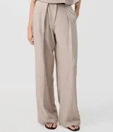Pantalón de sastrería Blue Steel con corte palazzo y tiro alto, de color beige, con pinzas delanteras, cintura estructurada con presillas y cierre frontal oculto.