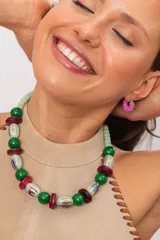 Collar corto con cuentas de cerámica, madera y acrílico en tonos de verde, verde menta y fucsia.