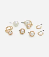 Set de tres pares de aros pequeños: un par de aros argolla, un par de aros de botón con perlas y un par de aros con perla grande y perla pequeña desmontable.