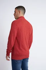 Campera tejida de punto en color verde militar, con cierre frontal completo, cuello elevado y ajuste regular. Presenta un diseño texturizado con logo bordado en el pecho y puños acanalados.