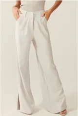 Pantalón de vestir de corte recto y tiro alto, con pinzas frontales y aberturas laterales en el ruedo.