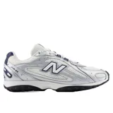 Championes New Balance modelo 204, color gris y blanco con detalles en azul marino. Confeccionados en malla y material sintético, con el logotipo 'N' característico en los laterales.