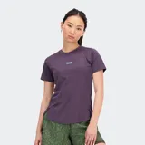 Remera deportiva de manga corta New Balance modelo Impact Run AT N-Vent Tee, color violeta. Confeccionada con tecnología de secado rápido NB ICEx y tejido N-Vent transpirable que facilita la evacuación del sudor. Presenta un ajuste atlético, cuello redondo y pequeñas aberturas laterales en el ruedo.