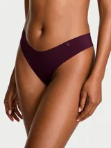 Tanga de tiro bajo color bordó, confeccionada en microfibra suave y elástica con diseño sin costuras y acabado invisible.