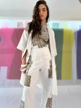 Blazer/Vestido Ligamento blanco de lino y algodón con estampado exclusivo en cobre laminado. Tiene solapa smoking y se cruza con lazos en la cintura.