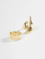 Set de dos anillos plateados de aleación de metales. Uno con diseño abstracto y forma orgánica, y el otro con un patrón de barras verticales irregulares.