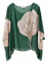 Blusa verde con estampado de hojas en tonos beige y marrón claro, de corte holgado, mangas murciélago y cuello redondo.