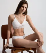 Soutien tipo bralette de algodón texturizado color blanco, sin aros ni relleno, con detalles de encaje en el escote y bajo busto. Posee breteles ajustables.