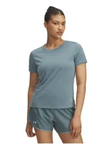 Remera deportiva Under Armour de manga corta, confeccionada en tejido técnico ligero y transpirable con textura acanalada sutil. Presenta cuello redondo y corte clásico, diseñada para optimizar la absorción de sudor y el secado rápido.