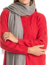 Bufandón de gran tamaño confeccionado en mezcla de cashmere y poliéster, con terminación de flecos en los extremos.