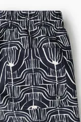 Short de baño azul marino con estampado geométrico abstracto en color blanco, cintura elástica con cordón ajustable y bolsillos laterales.