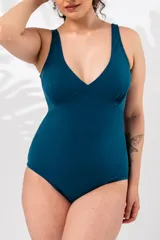 Malla entera de lycra color verde oscuro, con escote en V y breteles anchos.