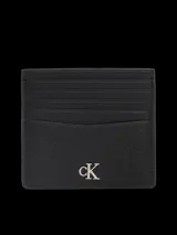 Tarjetero de cuero negro granulado con múltiples ranuras para tarjetas y el logo 'CK' metálico en la parte frontal.